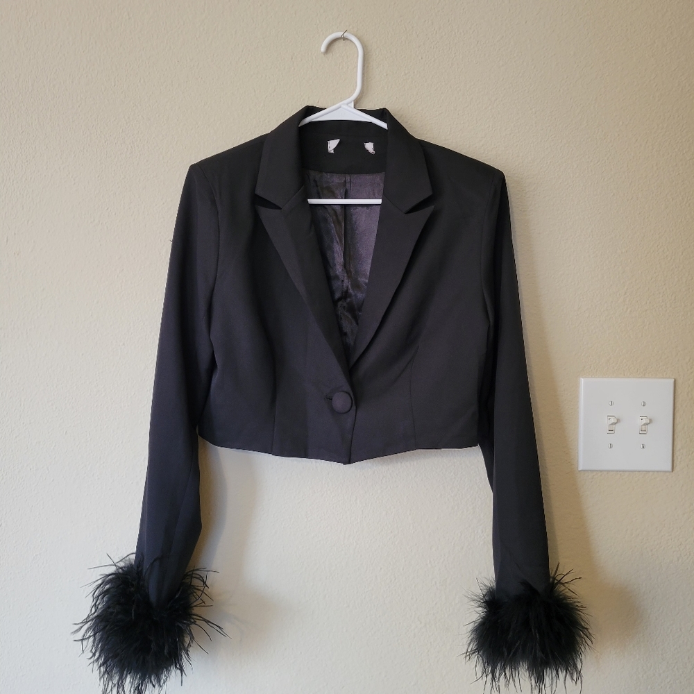 🚨⚡️(flash sale)⚡️🚨--Club L Cropped Blazer with Fur Trim